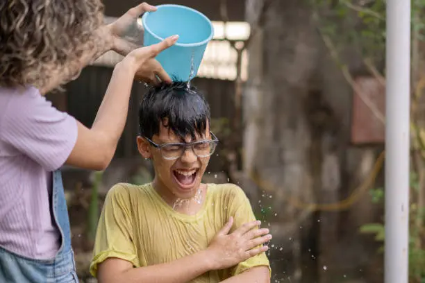 En distintas ciudades, las cubetadas de agua siguen siendo parte de esta costumbre popular. / iStock