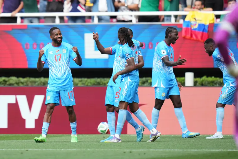 Axel Tuanzebe celebrando con sus compañeros l AP