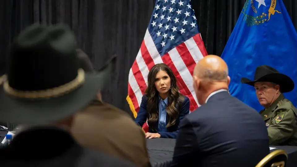 El exsecretaria de seguridad por el momento pide respeto para su familia en lo que dan solución al problema / FB: @kristi.noem