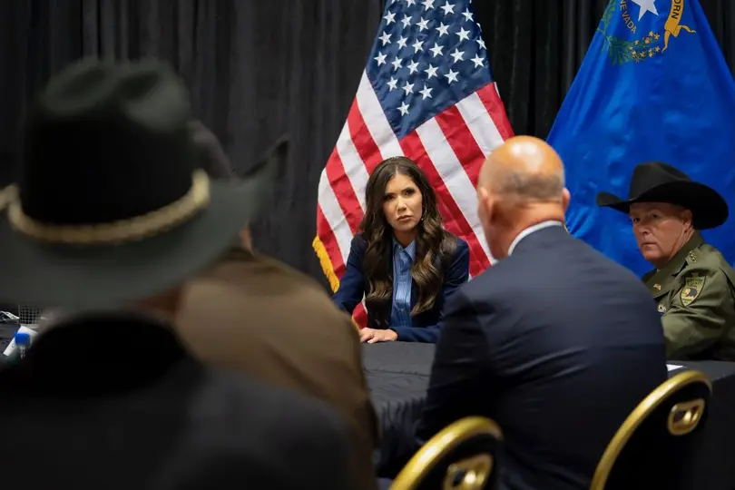El exsecretaria de seguridad por el momento pide respeto para su familia en lo que dan solución al problema / FB: @kristi.noem