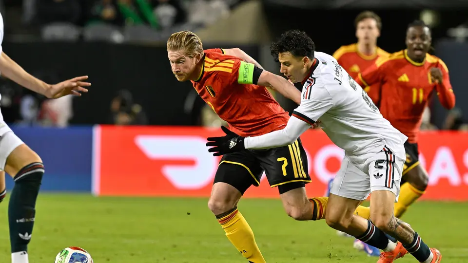 Jorge Sánchez batiéndose por el balón con Kevin De Bruyne l MEXSPORT