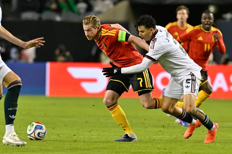 Jorge Sánchez batiéndose por el balón con Kevin De Bruyne l MEXSPORT