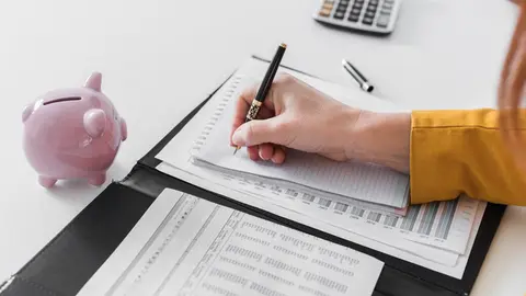 Este trámite es clave para informar ingresos, deducciones y retenciones del año fiscal / FREEPIK
