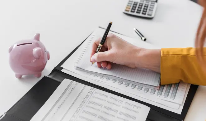 Este trámite es clave para informar ingresos, deducciones y retenciones del año fiscal / FREEPIK