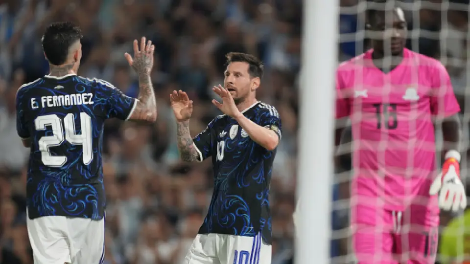 Lionel Messi celebrando con Enzo Fernández ante Zambia | AP