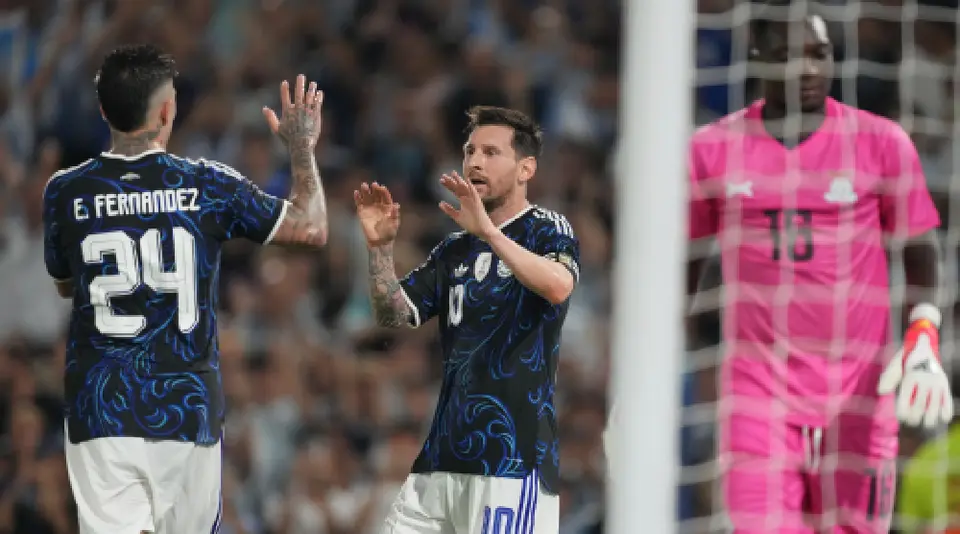 Lionel Messi celebrando con Enzo Fernández ante Zambia | AP