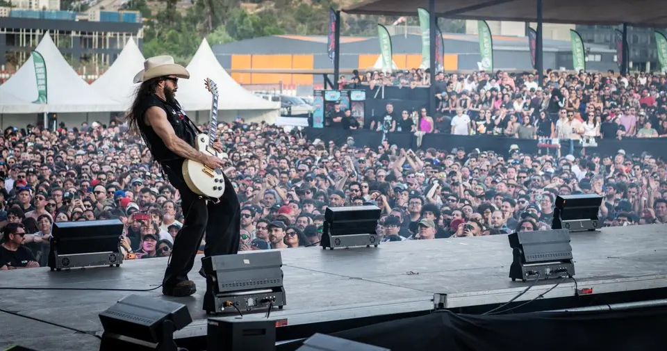 Jay de la Cueva dejó Molotov nuevamente tras su regreso para el 30 aniversario / FB: @molotovoficial
