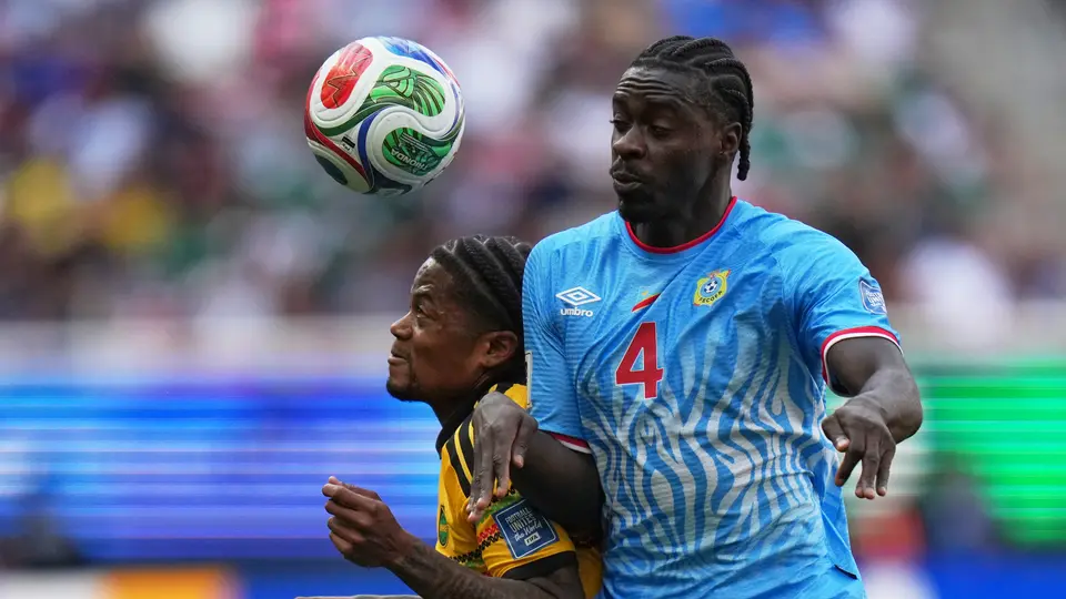 Axel Tuanzebe peleando un balón l AP