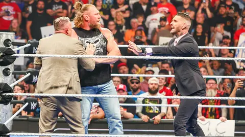 Corey Graves (derecha) defendiendo a Michael Cole de Brock Lesnar | wwe.com