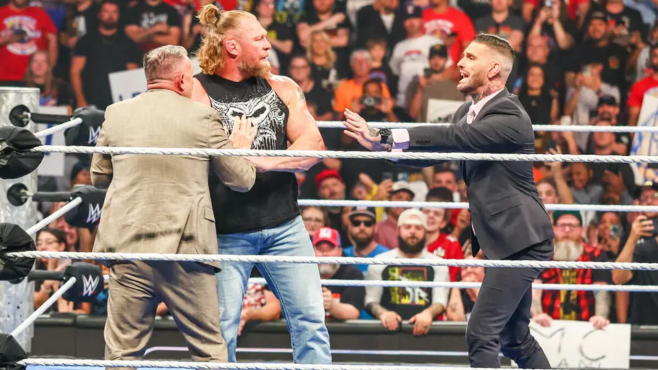 Corey Graves (derecha) defendiendo a Michael Cole de Brock Lesnar | wwe.com