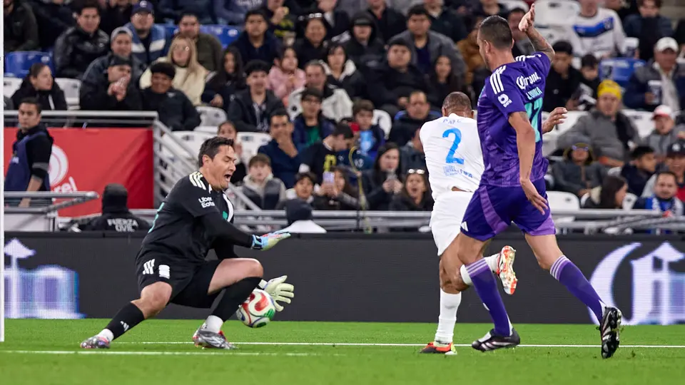 Moisés Muñoz atajando un balón en leyendas l MEXSPORT