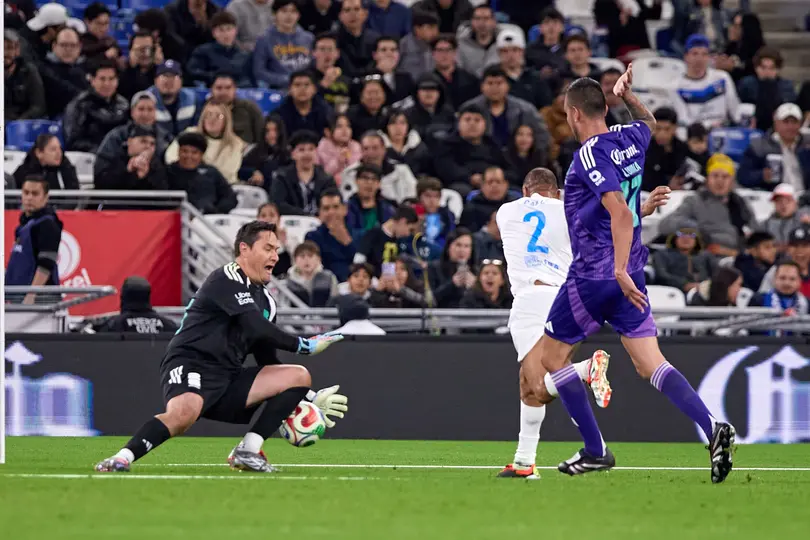 Moisés Muñoz atajando un balón en leyendas l MEXSPORT