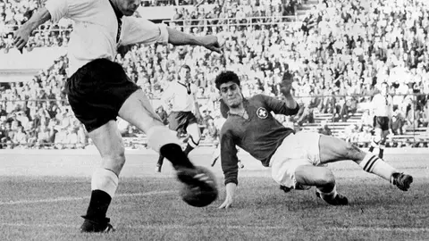 Uwe Seeler se enfrenta al suizo Heinz Schneiter en el Mundial de Chile 196 | AFP