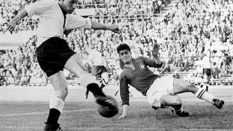 Uwe Seeler se enfrenta al suizo Heinz Schneiter en el Mundial de Chile 196 | AFP
