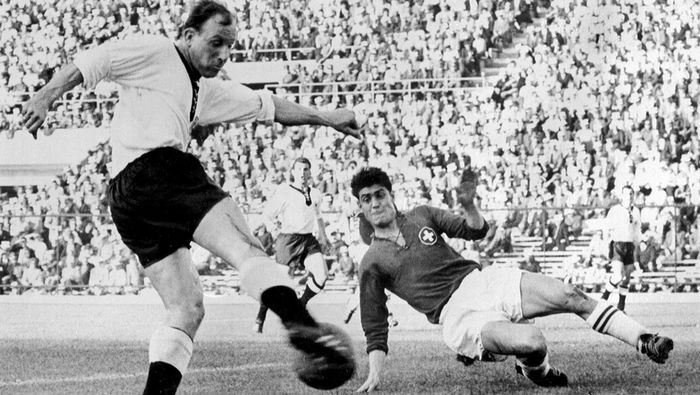 Uwe Seeler se enfrenta al suizo Heinz Schneiter en el Mundial de Chile 196 | AFP