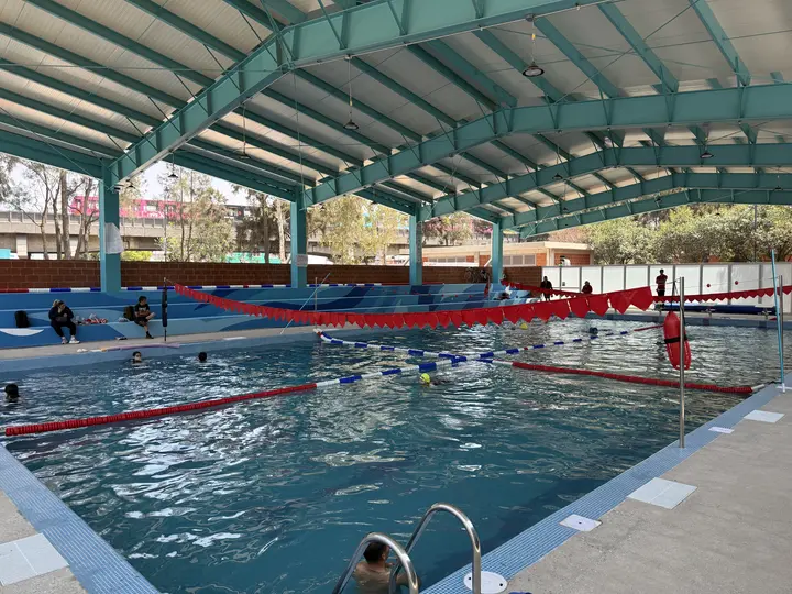 La alberca y playa artificial ofrecen una opción refrescante ante las altas temperaturas en la capital. / Georgina Sánchez
