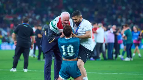 Jugador iraquí hincado celebrando la victoria l MEXSPORT
