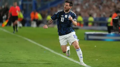 Lionel Messi recibe un balón por aire l AP