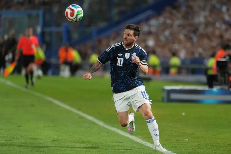 Lionel Messi recibe un balón por aire l AP