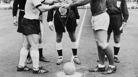 Uwe Seeler y Bobby Moore, de Alemania Federal e Inglaterra, en la Final del Mundial de 1996 | AFP
