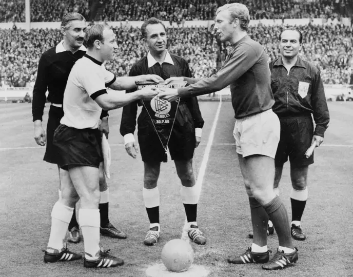 Uwe Seeler y Bobby Moore, de Alemania Federal e Inglaterra, en la Final del Mundial de 1996 | AFP