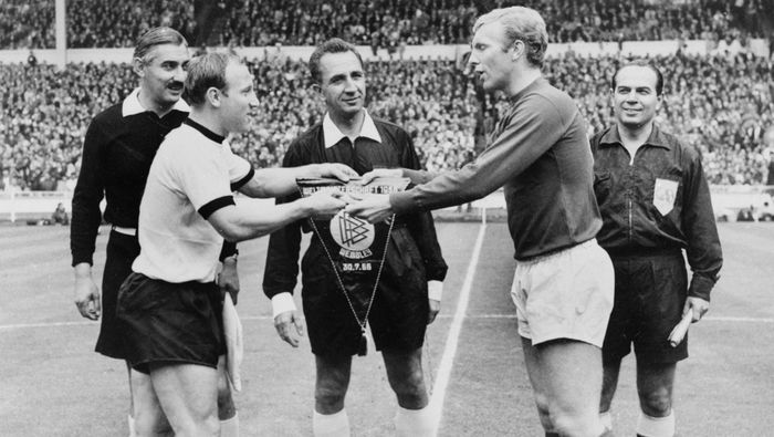 Uwe Seeler y Bobby Moore, de Alemania Federal e Inglaterra, en la Final del Mundial de 1996 | AFP
