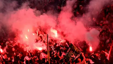 ¡Una locura! Aficionados invaden el campo y provocan caos en el partido de Argelia vs Uruguay
