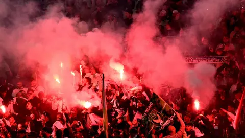 ¡Una locura! Aficionados invaden el campo y provocan caos en el partido de Argelia vs Uruguay
