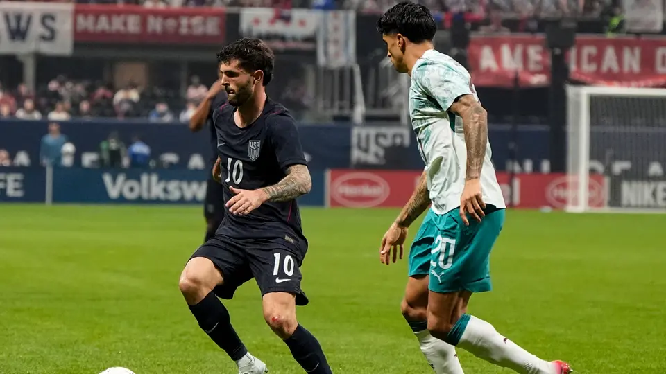 Christian Pulisic peleando balón con Cancelo l AP