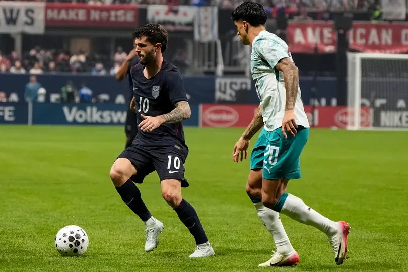 Christian Pulisic peleando balón con Cancelo l AP