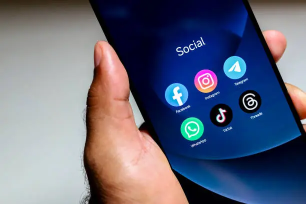 La revisión de redes sociales se consolida como un nuevo filtro clave en el proceso de visas hacia Estados Unidos. / iStock