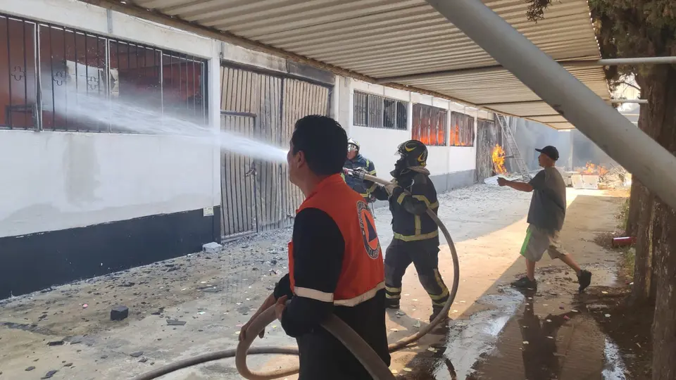 Los Bomberos lograron controlar el incendio que afectó varias bodegas / Redes Sociales