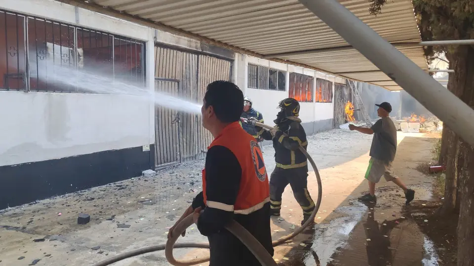 Los Bomberos lograron controlar el incendio que afectó varias bodegas / Redes Sociales
