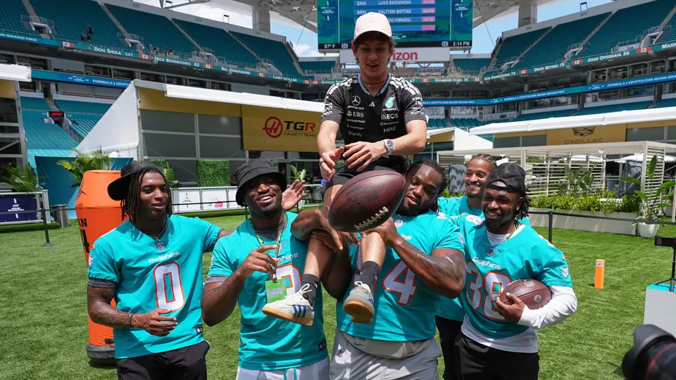 Kimi Antonelli, piloto de Mercedes, y jugadores de los Miami Dolphins | AP