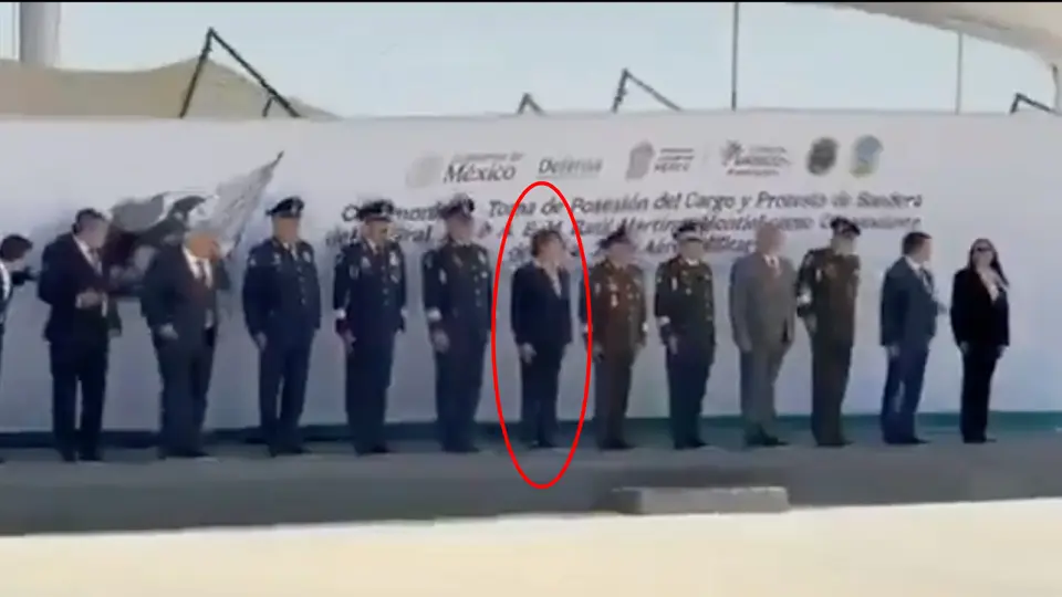 La mandataria y mandos militares no esperaban que la mampara se fuera sobre ellos / Especial