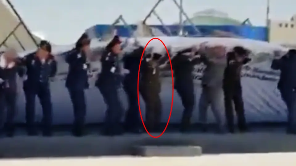VIDEO: Mampara cae sobre la gobernadora Delfina Gómez en evento militar en Santa Lucía