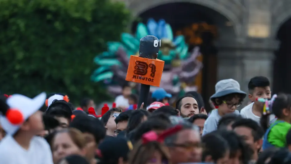 Familias llegaron desde temprano para asegurar lugar en el show del Día del Niño./ Georgina Sánchez