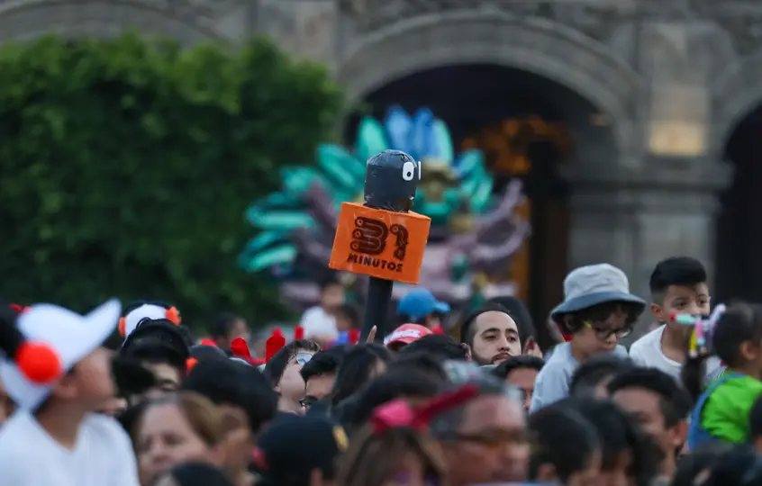 Familias llegaron desde temprano para asegurar lugar en el show del Día del Niño./ Georgina Sánchez