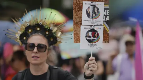 La movilización busca promover la igualdad, el respeto y la inclusión de las personas de la diversidad sexual y de género./ AP