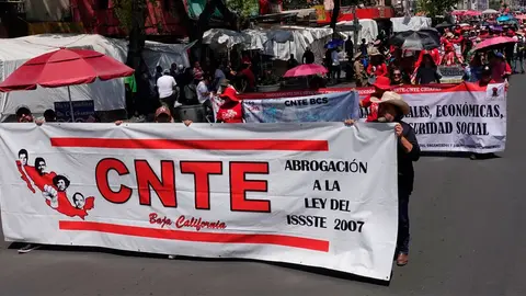 La megamarcha de la CNTE recorrió Paseo de la Reforma rumbo al Zócalo de la Ciudad de México./ RS