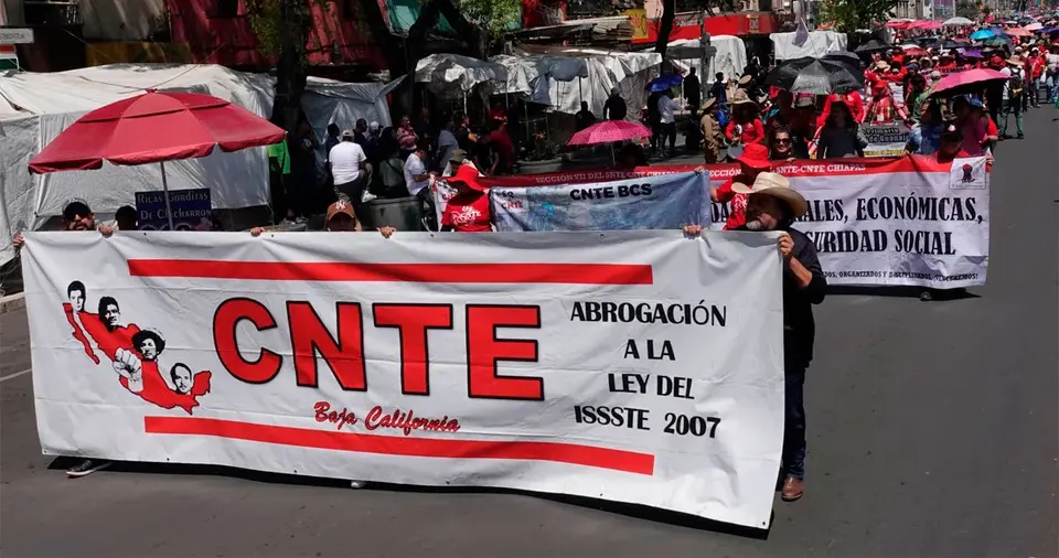 La megamarcha de la CNTE recorrió Paseo de la Reforma rumbo al Zócalo de la Ciudad de México./ RS