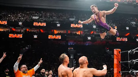 Gable volando sobre Kaiser y Vinci de Imperium | wwe.com