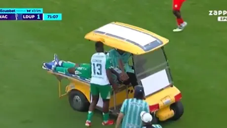 ¡Inédito! Jugador es atropellado por el carrito de las emergencias en pleno partido