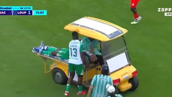 ¡Inédito! Jugador es atropellado por el carrito de las emergencias en pleno partido