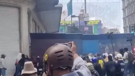 CNTE denuncia represión y uso de gases lacrimógenos durante marcha al Zócalo de CDMX