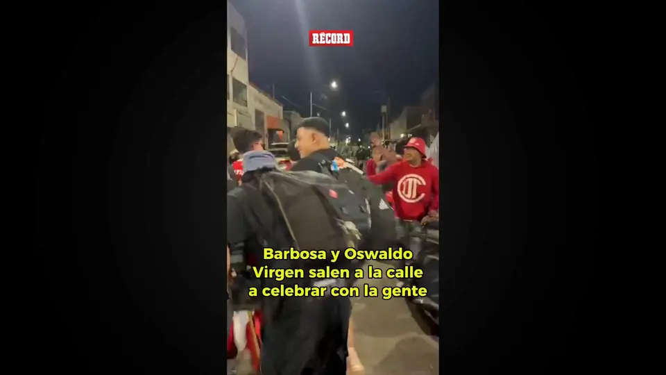 Diego Barbosa y Oswaldo Virgen salieron a las calles a festejar con la afición después del triunfo de Toluca