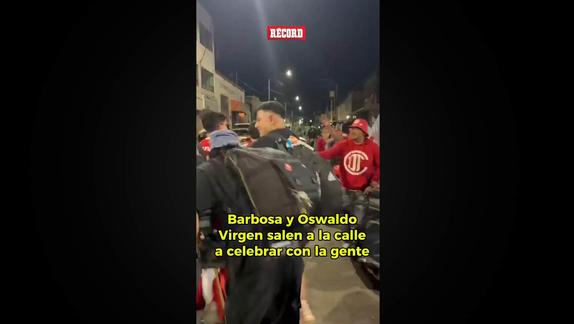 Diego Barbosa y Oswaldo Virgen salieron a las calles a festejar con la afición después del triunfo de Toluca