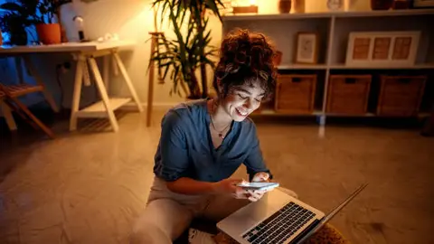 La iniciativa también contempla fortalecer el derecho a la desconexión digital al concluir la jornada laboral./ Pixabay