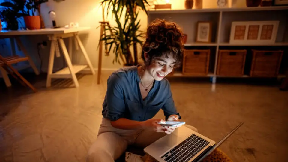 La iniciativa también contempla fortalecer el derecho a la desconexión digital al concluir la jornada laboral./ Pixabay