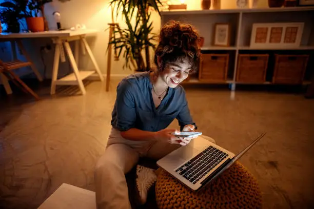 La iniciativa también contempla fortalecer el derecho a la desconexión digital al concluir la jornada laboral./ Pixabay